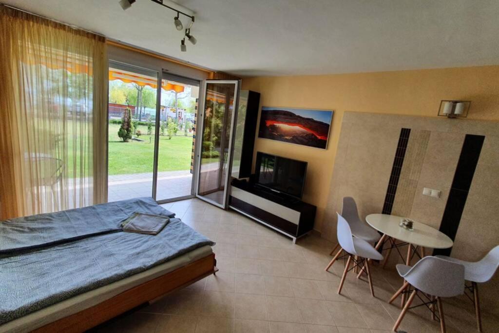 Igenyes 4 Fos Apartman Koezvetlen A Strandnal Apartment Csopak Bagian luar foto
